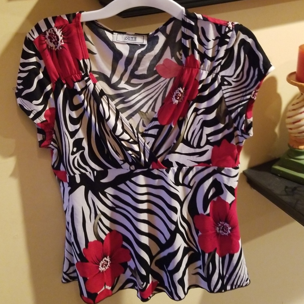 OBE. Black and white Top no size.  C023